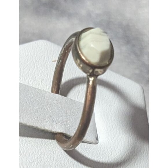 Minimalist Gold And White Faceted Stone Fashion Ring Size 7 - Picture 2 of 13